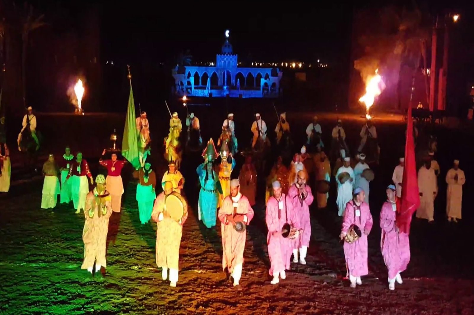 Artistas con trajes tradicionales durante el espectáculo nocturno de Chez Ali