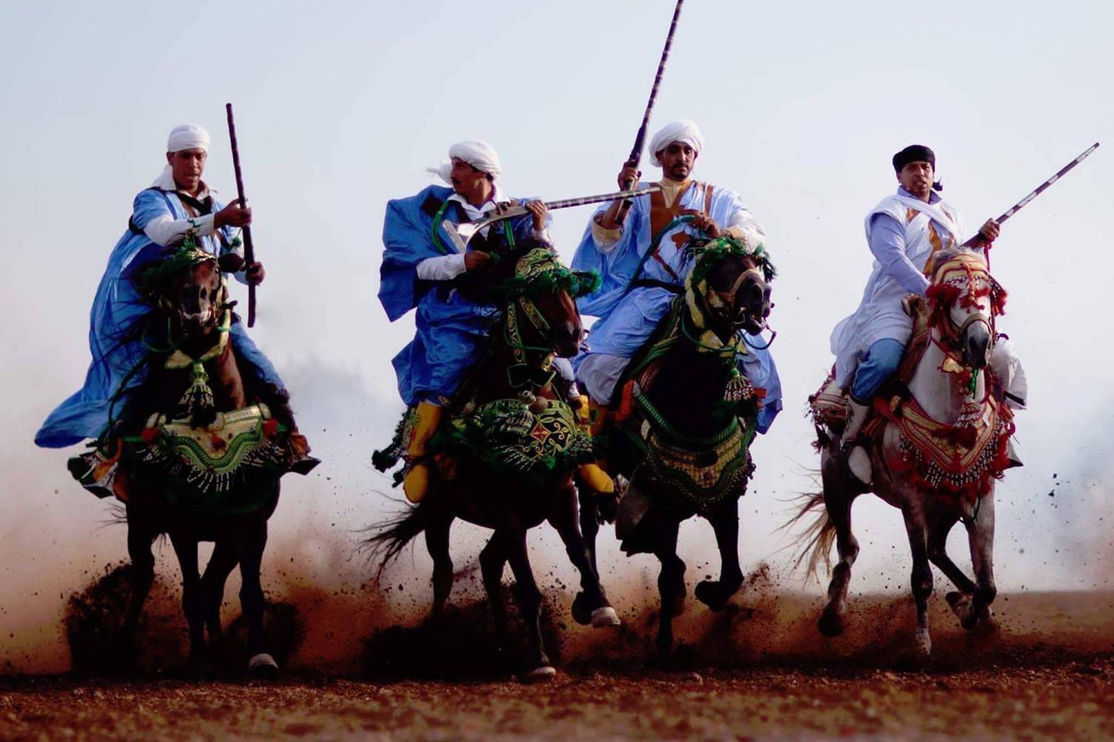 Jinetes tradicionales participando en una exhibición de fantasía ecuestre